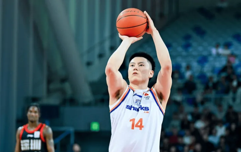 星空体育官网-李弘权全场10中7、三分5中3得到19分5篮板2助攻1抢断