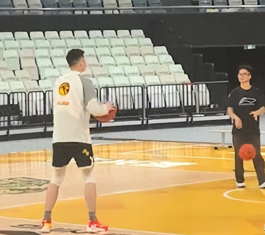 星空体育入口-有趣！胡金秋回到广厦队就投入训练，王博：不准训练，回家陪孩子