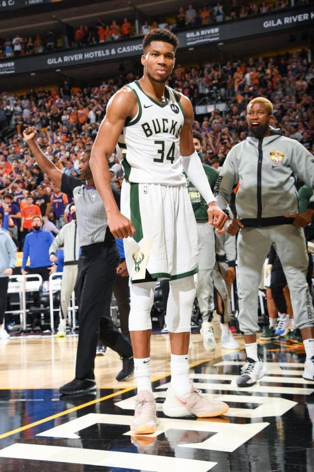 星空体育下载-忘记三分和中投！字母哥提醒你制霸篮下永不过时