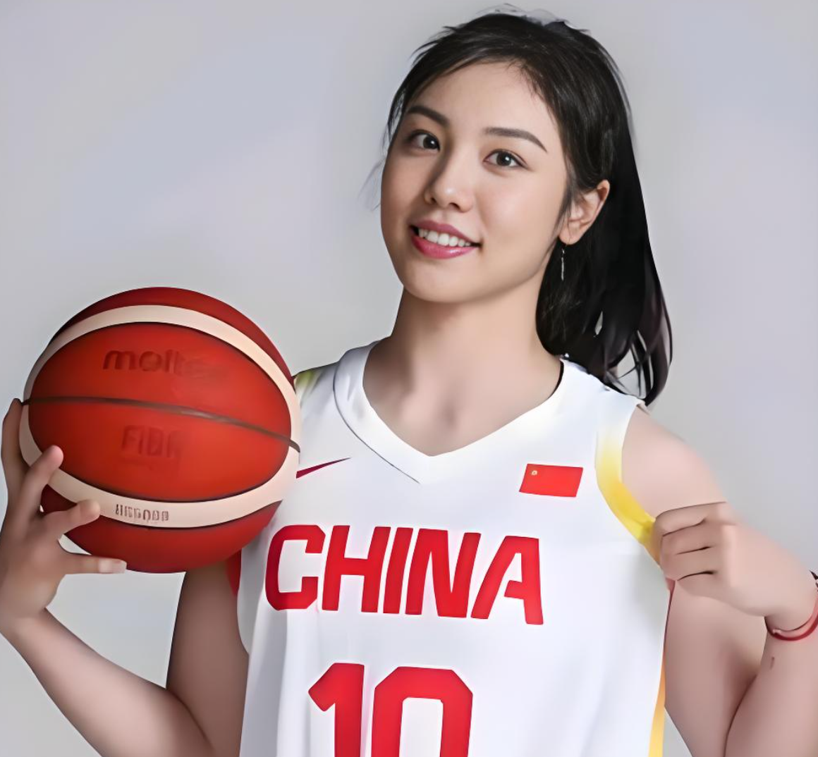 退步太大！女篮顶级锋线球员，首发打了8分钟，被宫鲁鸣弃用